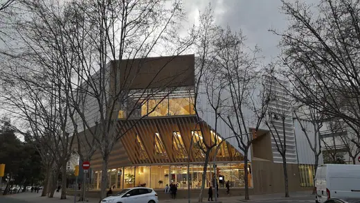 Photo 4: Exterior