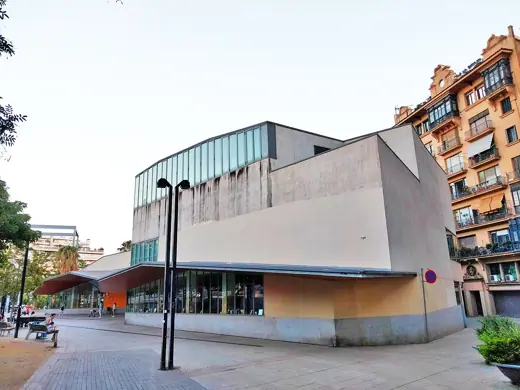 Photo 2: Exterior · Biblioteca Jaume Fuster i Arxiu Municipal del Districte de Gràcia, pl