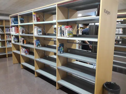 Photo 3: Exterior · El darrer divendres de juliol la secció de viatges de la biblioteca Jaume Fuster està gairebé buida