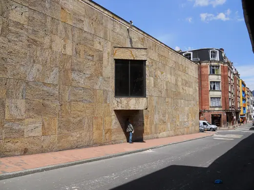 Photo 3: Exterior · Costado oriental de la biblioteca Luis angel Arango, Bogotá, La Candelaria