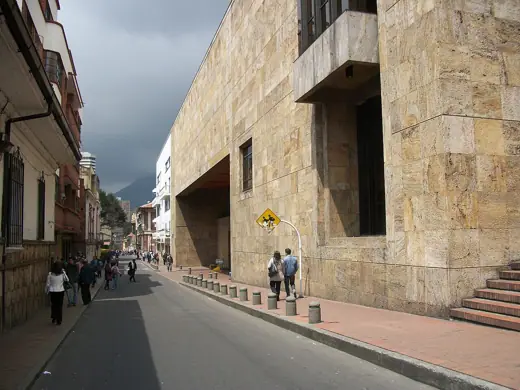 Photo 4: Exterior · Costado oriental de la bilbioteca Luis Ángel Arango en La Candelaria, Bogotá