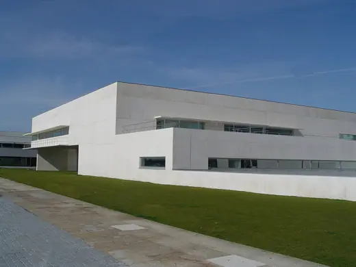 Photo 1: Exterior