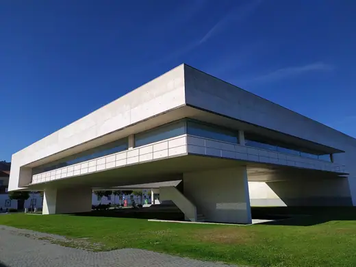 Photo 2: Exterior