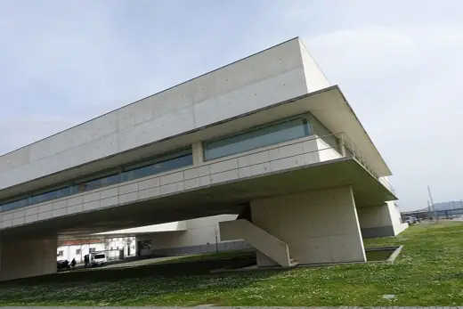 Photo 3: Exterior
