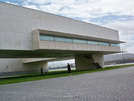Photo 4: Exterior
