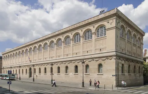 Photo 3: Exterior · Façade Sud-Est, place du Panthéon-rueValette