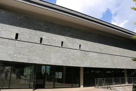 Photo 1: Exterior