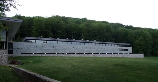 Photo 3: Exterior