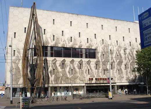 Photo 1: Exterior