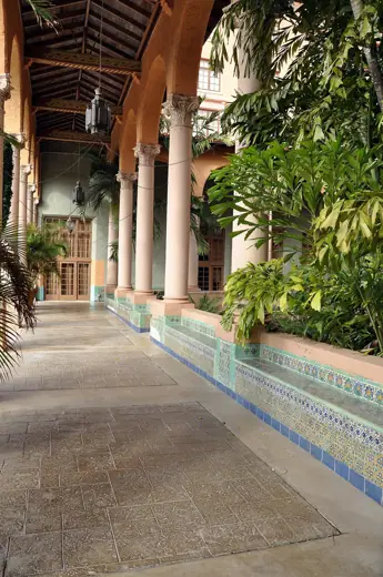 Photo 2: Exterior