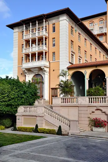 Photo 3: Exterior