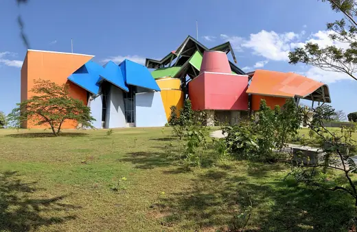 Photo 2: Exterior · Biomuseo, Panama City, stereo pair right