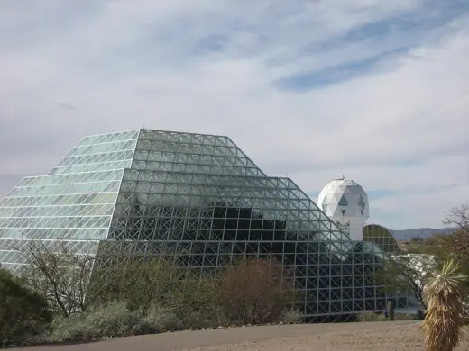 Photo 1: Exterior