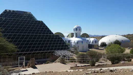 Photo 2: Exterior
