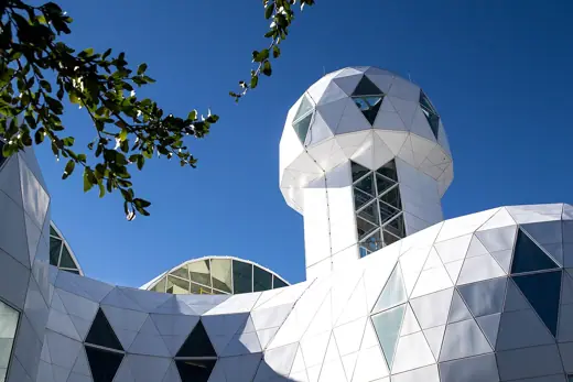 Photo 3: Exterior