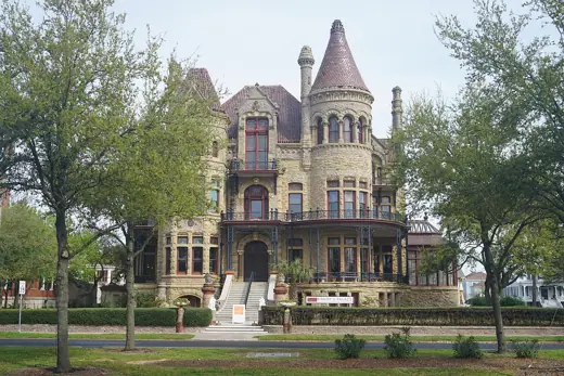 Photo 1: Exterior