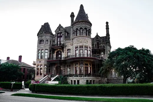 Photo 2: Exterior