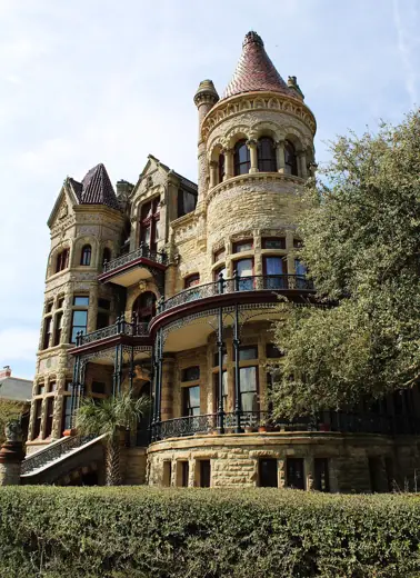 Photo 3: Exterior
