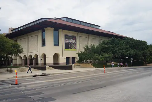 Photo 1: Exterior