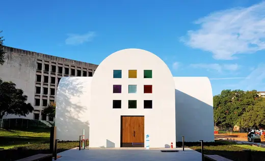 Photo 4: Exterior