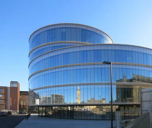 Photo 4: Exterior · Reflections, Blavatnik School of Government