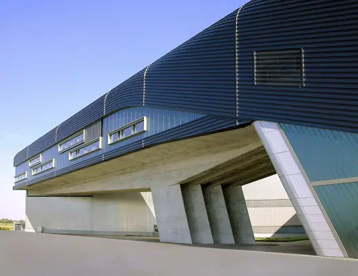 Photo 2: Exterior