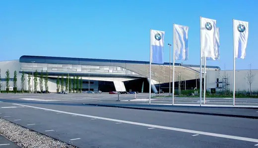 Photo 4: Exterior