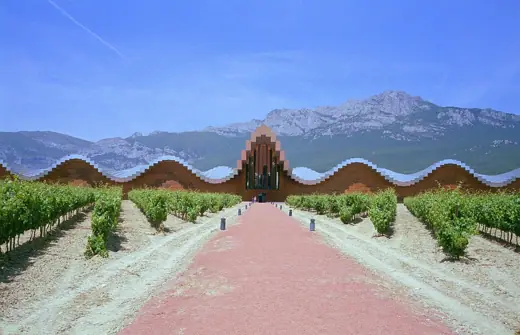 Photo 4: Exterior · Vignoble des caves Ysios Rioja