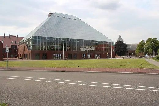 Photo 1: Exterior