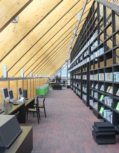Photo 4: Interior