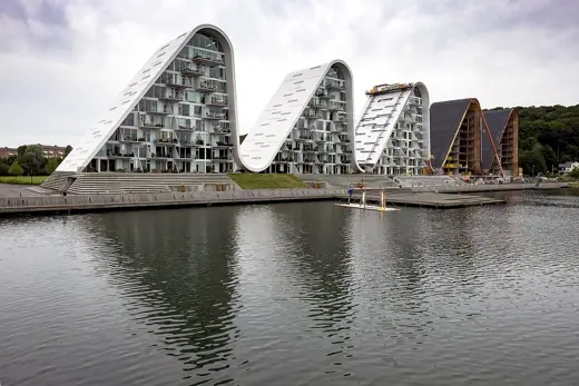 Photo 4: Exterior · Bølgehusene i Vejle är ritade av Henning Larsen Architects