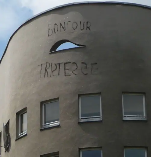 Photo 4: Exterior