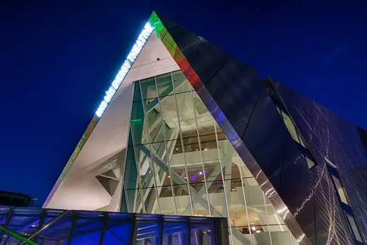 Photo 5: Context · Bord Gáis Energy Theatre in Dublin at night