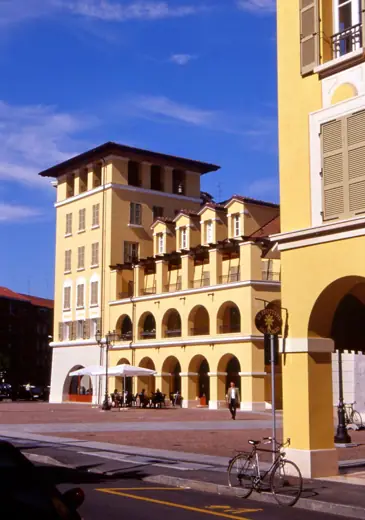 Photo 1: Exterior