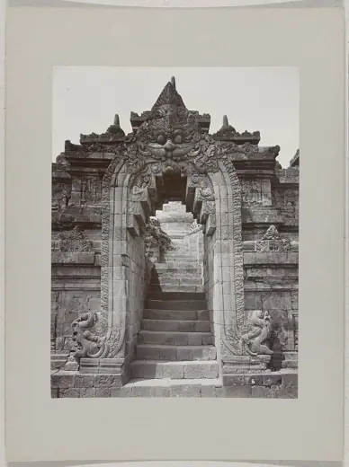 Photo 5: Interior · Identificatie Titel(s): Poort met reliëfs van de Borobudur (Boroboedoer), nabij Magelang, Nederlands-Indië.78