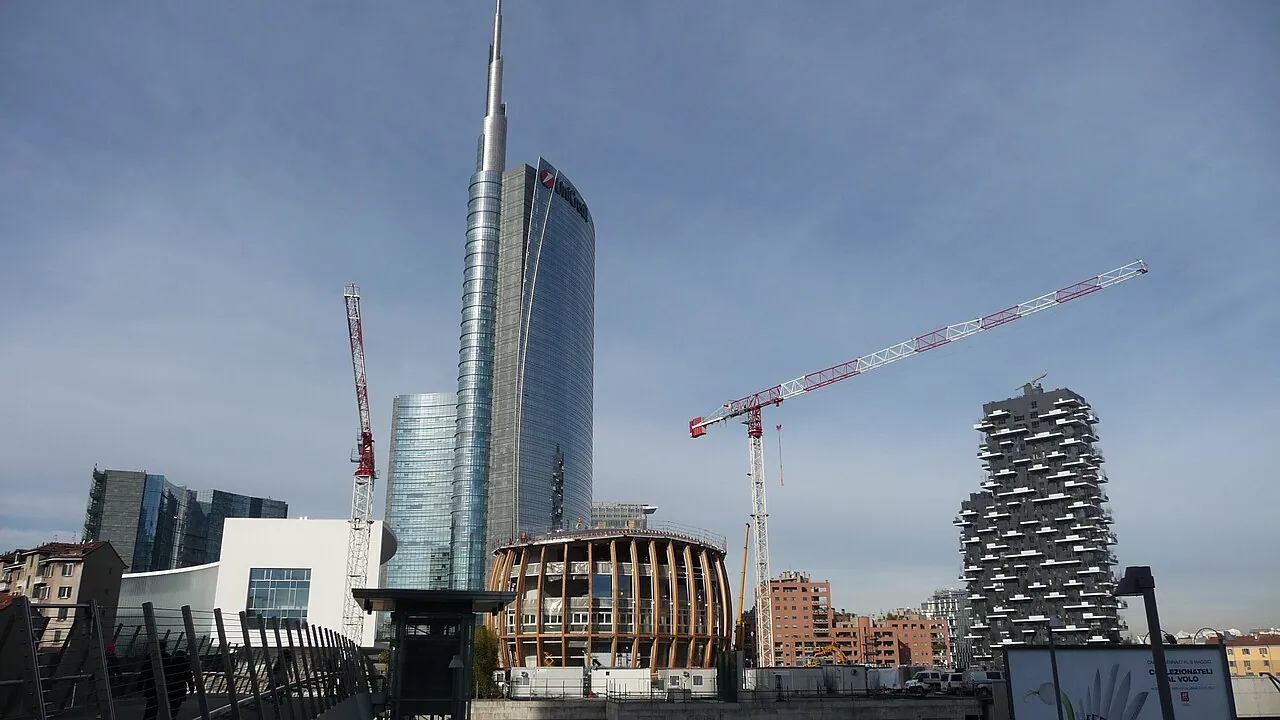 Bosco Verticale: Context · La Torre Unicredit e il Bosco Verticale visti dal passaggio pedonale che collega la piazza Gae Aulenti