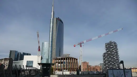 Photo 2: Context · La Torre Unicredit e il Bosco Verticale visti dal passaggio pedonale che collega la piazza Gae Aulenti