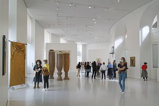 Photo 4: Interior