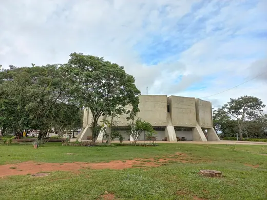 Photo 2: Exterior