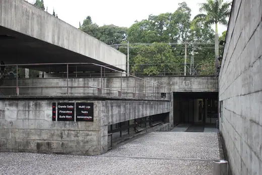 Photo 4: Exterior