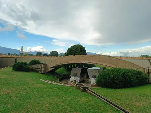 Photo 4: Exterior · tomba Brion