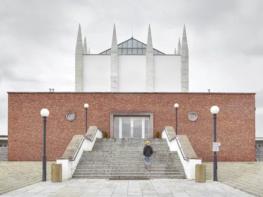 Photo 2: Exterior