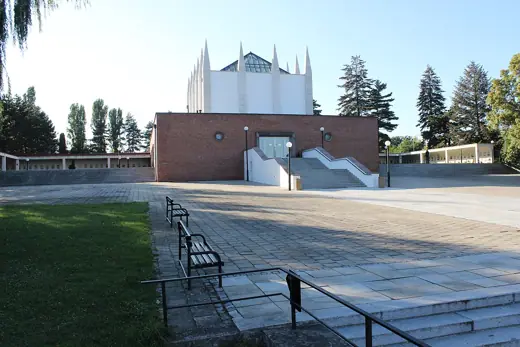 Photo 3: Exterior
