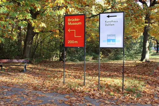 Photo 2: Exterior · Brücke-Museum Berlin, Wegweiser, Oktober 2025