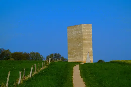 Photo 2: Exterior · Der Eingang der Bruder-Klaus-Feldkapelle bei Wachendorf in der Eifel