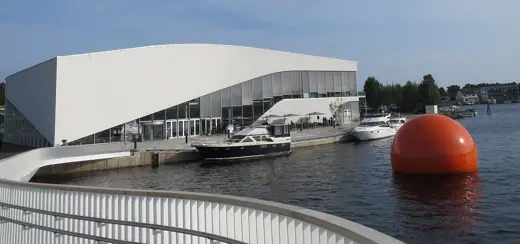 Photo 1: Exterior