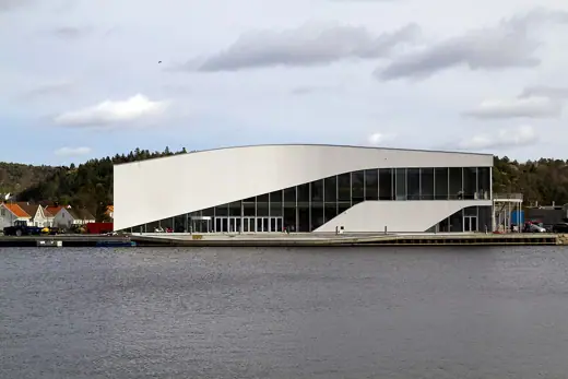 Photo 4: Exterior