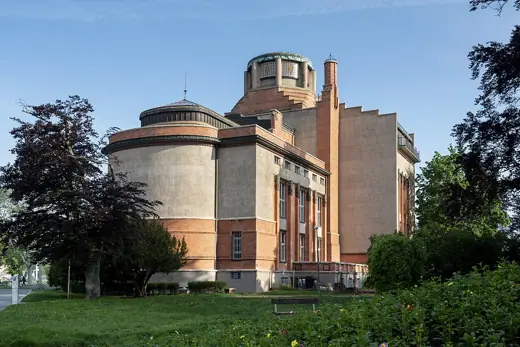 Photo 2: Exterior