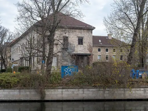Photo 2: Exterior