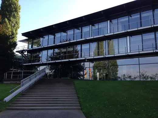 Photo 2: Exterior · Bundeshaus , Bonn: Plenargebäude